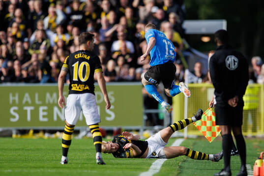 AIKs Eskil Edh införunder fotbollsmatchen i Allsvenskan