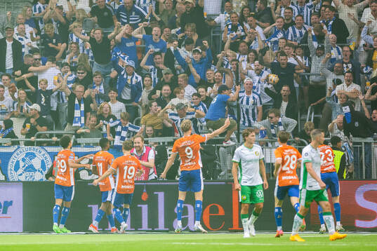 IFK Göteborgs Paulos Abraham jublar med lagkamrater