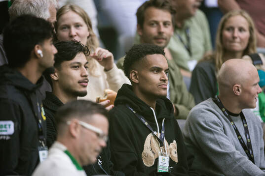 Hammarbys målvakt Oliver Dovin på läktaren