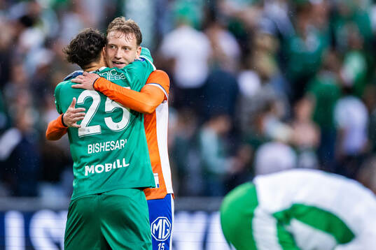 IFK Göteborgs Elis Bishesari och Sebastian Hausner jublar