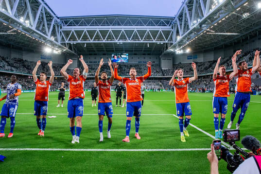 Spelare ur IFK Göteborg jublar