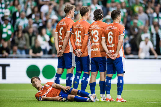 IFK Göteborgs Arbnor Mucolli ligger bakom muren vid en