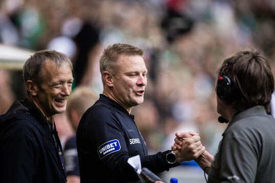 IFK Göteborgs tränare Stefan Billborn hälsar på bekanta