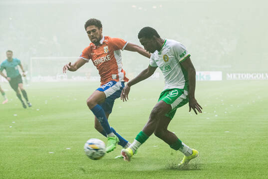 IFK Göteborgs Thomas Santos och Hammarbys Bazoumana Touré