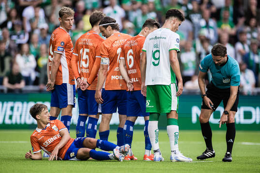 domare Joakim Östling med Deniz Gül och IFK Göteborgs