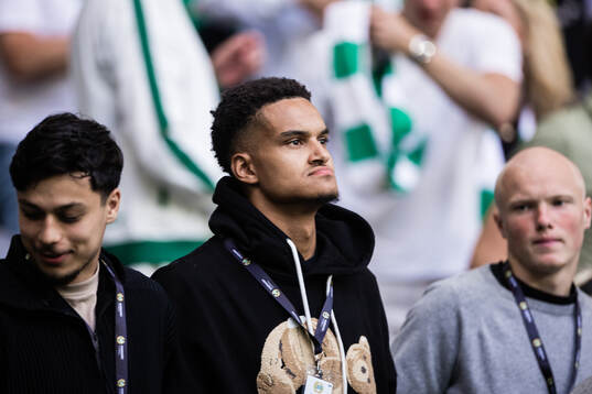 Hammarbys målvakt Oliver Dovin (m) på läktaren