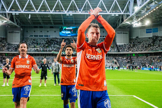 IFK Göteborgs Sebastian Hausner applåderar supportrar
