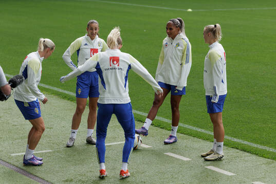 Rusul Rosa Kafaji and Madelen Janogy of the Swedish women's