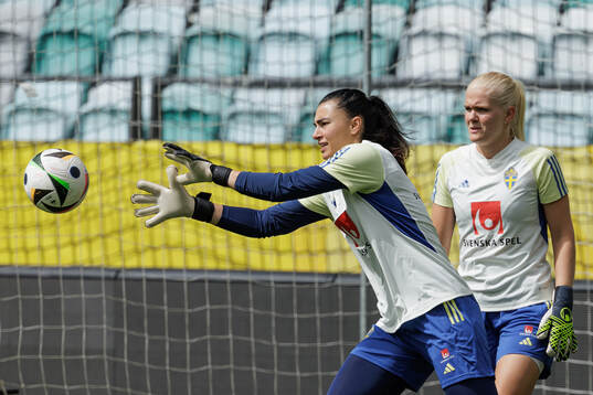 målvakt Zecira Musovic and målvakt Emma Holmgren of the