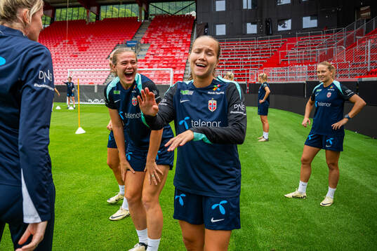 Bläddra bland fler bilder av Football, UEFA Women's Euro Qualifier, Norway, training