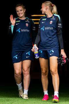 Goalkeeper Guro Pettersen and goalkeeper Selma Panengstuen