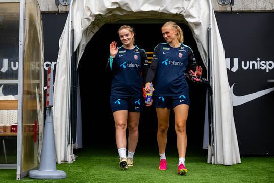 Goalkeeper Guro Pettersen and goalkeeper Selma Panengstuen
