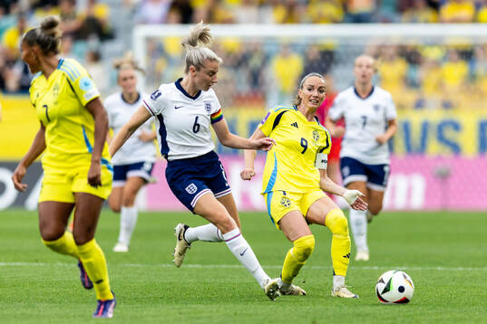 Leah Williamson of England and Kosovare Asllani of Sweden