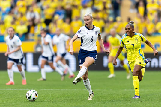 Leah Williamson of England and Madelen Janogy of Sweden