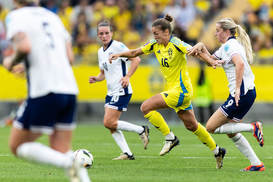 Filippa Angeldahl of Sweden and Alessia Russo of England