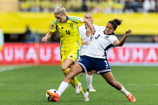 Hanna Lundkvist of Sweden and Jessica Carter of England