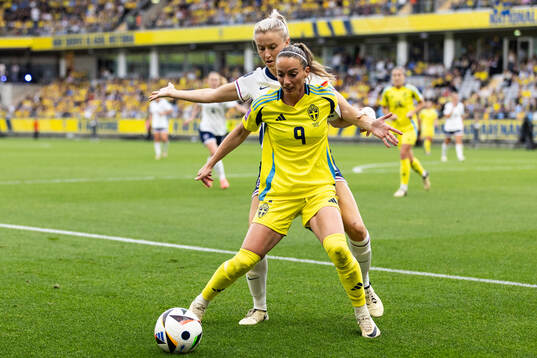 Kosovare Asllani of Sweden and Leah Williamson of England