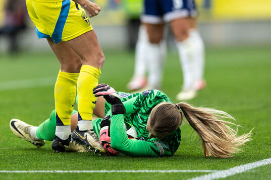 Filippa Angeldahl of Sweden and goalkeeper Hannah Hampton