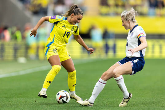 Johanna Rytting Kaneryd of Sweden and Leah Williamson of