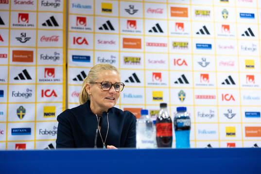 Head coach Sarina Wiegman of England