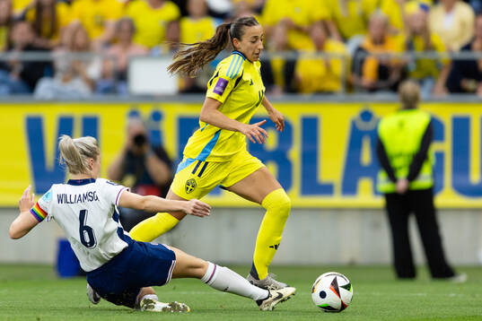 Leah Williamson of England and Rusul Rosa Kafaji of Sweden