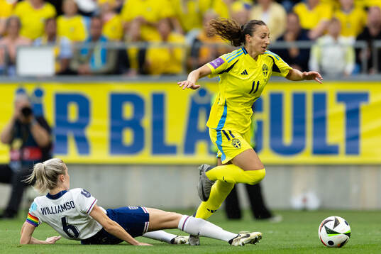 Leah Williamson of England and Rusul Rosa Kafaji of Sweden
