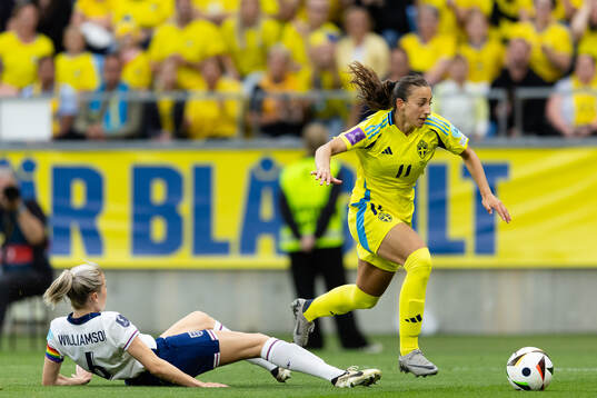 Leah Williamson of England and Rusul Rosa Kafaji of Sweden