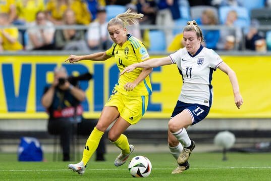 Hanna Lundkvist of Sweden and Lauren Hemp of England