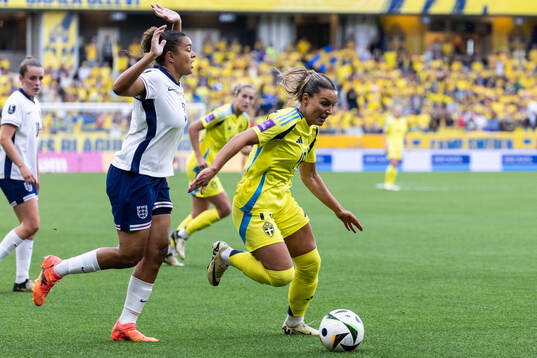 Jessica Carter of England and Johanna Rytting Kaneryd of