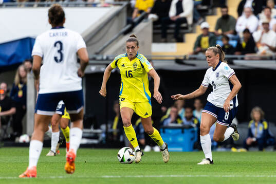 Filippa Angeldahl of Sweden and Georgia Stanway of England