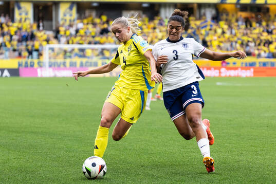 Hanna Lundkvist of Sweden and Jessica Carter of England