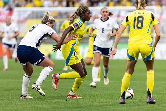 Millie Bright of England and Evelyn Ijeh of Sweden