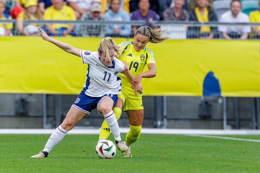 Lauren Hemp of England and Johanna Rytting Kaneryd of Sweden