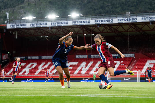 Chasity Grant of Netherlands and Guro Reiten of Norway