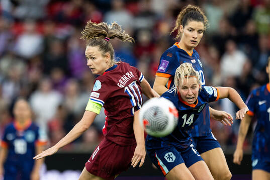 Caroline Graham Hansen of Norway and Jackie Groenen of