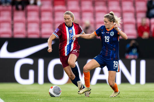 Lisa Naalsund of Norway and Wieke Kaptein of Netherlands