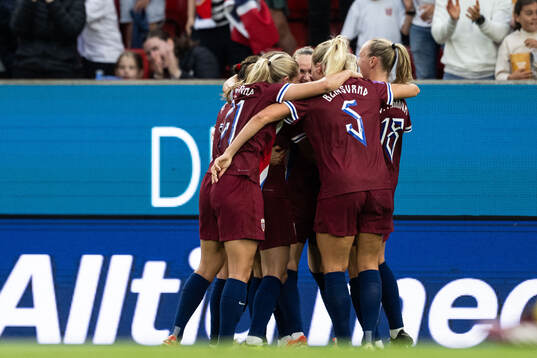 Caroline Graham Hansen of Norway celebrates with team mates