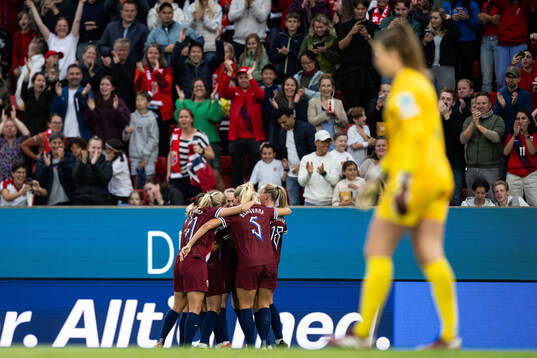 Caroline Graham Hansen of Norway celebrates with team mates
