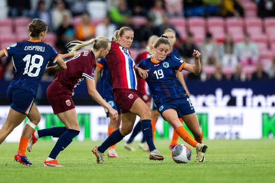 Lisa Naalsund of Norway and Wieke Kaptein of Netherlands