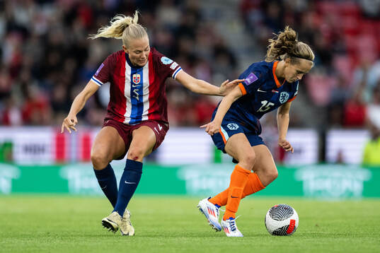 Guro Bergsvand of Norway and Katja Snoeijs of Netherlands