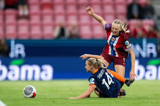 Jackie Groenen of Netherlands and Karina Sævik of Norway