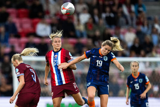 Lisa Naalsund of Norway and Wieke Kaptein of Netherlands