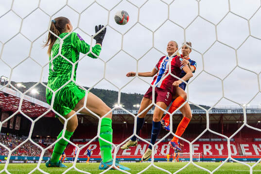 Vivianne Miedema of Netherlands scores the 1-1 goal past