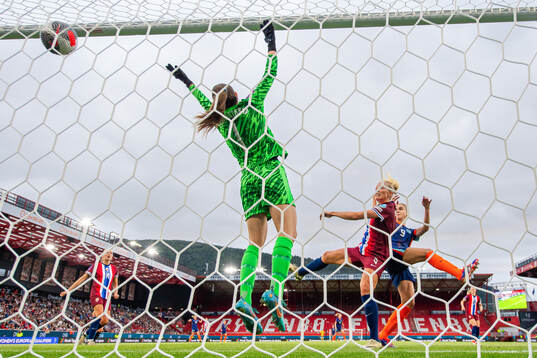 Vivianne Miedema of Netherlands scores the 1-1 goal past