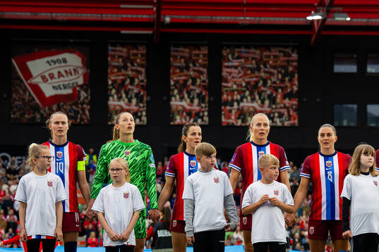 Caroline Graham Hansen, goalkeeper Cecilie Fiskerstrand,