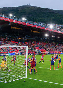 Caroline Graham Hansen of Norway scores the 1-0 goal