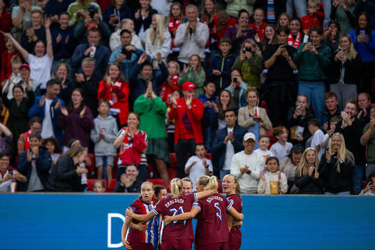 Caroline Graham Hansen of Norway celebrates with teammates