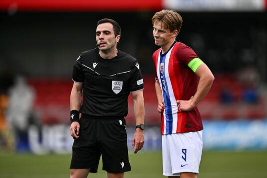 Benjamin Thoresen Faraas of Norway with referee Henrik