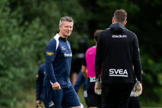 Tränare Mikkjal Thomassen och målvakt Kristoffer Nordfeldt