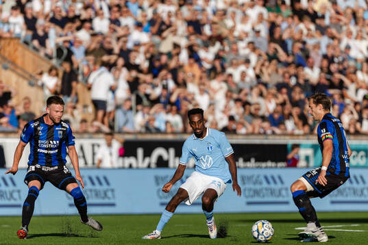 Malmö FFs Taha Ali i en kamp mot Sirius Dennis Widgren och